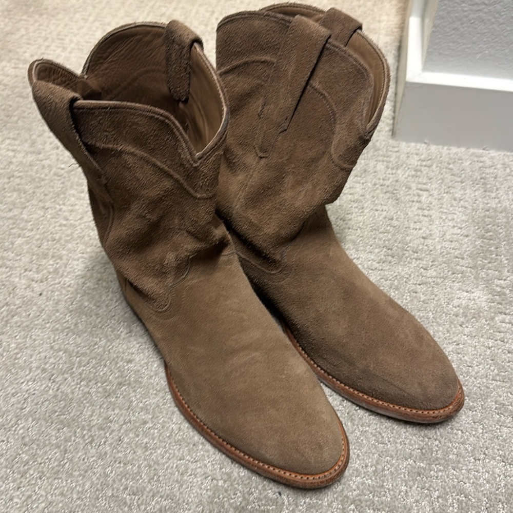 9.5 Shane tan sued boots